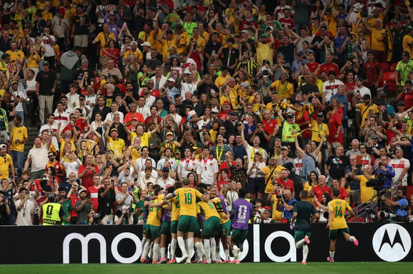 世界杯FIFA体育新闻：在2026年国际足联世界杯D组澳大利亚对阵土耳其的比赛中，澳大利亚队庆祝他们的首粒进球。