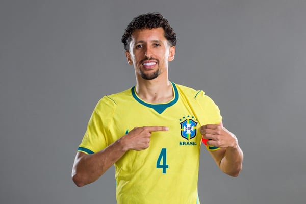 世界杯FIFA体育新闻：2026年6月4日，巴西球员马尔基尼奥斯在FIFA世界杯开赛前拍摄肖像照。