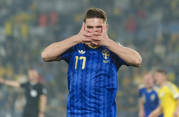 世界杯FIFA体育新闻：在2026年国际足联世界杯欧洲区预选赛B组附加赛中，维克托·吉约克雷斯在瓦伦西亚城市体育场庆祝瑞典队攻破乌克兰队的球门。