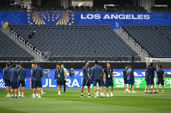 世界杯FIFA体育新闻:2026年6月14日,在2026年世界杯足球赛伊朗对阵新西兰的前一天,伊朗球员在英格尔伍德洛杉矶体育场举行的新闻发布会后绕场一周。
