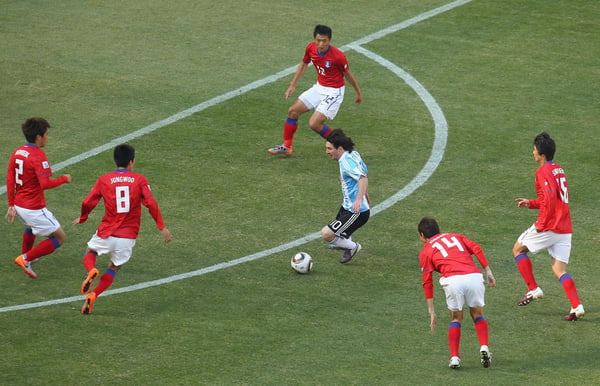 世界杯FIFA体育新闻:在2010年南非世界杯小组赛中,阿根廷队的莱昂内尔·梅西被韩国队球员包围。
