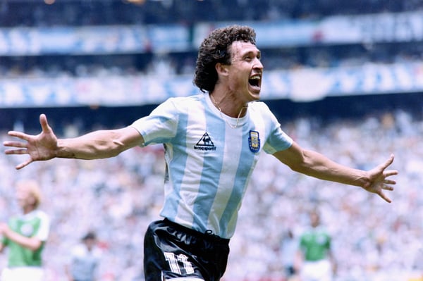 世界杯FIFA体育新闻:1986年国际足联世界杯决赛,在墨西哥城阿兹特克体育场,豪尔赫·巴尔达诺庆祝阿根廷队攻破西德队的球门。
