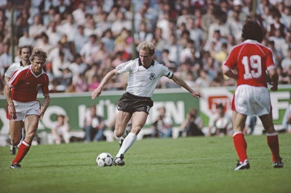 世界杯FIFA体育新闻：卡尔-海因茨·鲁梅尼格代表西德队在1982年西班牙世界杯对阵奥地利队的比赛中