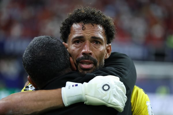 世界杯FIFA体育新闻:2026 年 6 月 15 日,佛得角的沃齐尼亚与队友拥抱。
