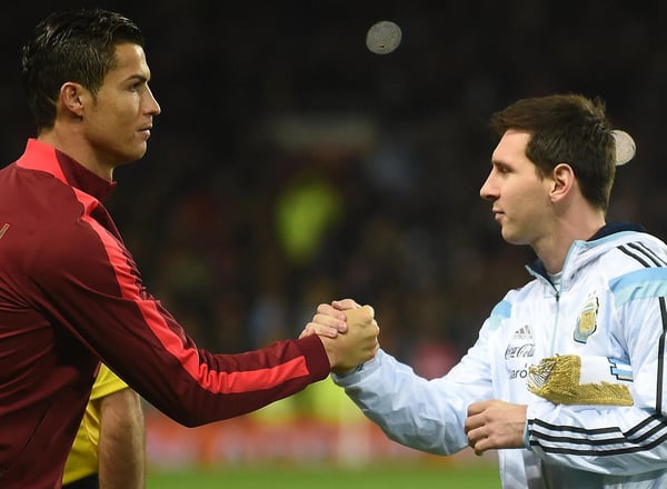 世界杯FIFA体育新闻:2014 年 11 月 18 日,葡萄牙的克里斯蒂亚诺·罗纳尔多(左)和阿根廷的莱昂内尔·梅西(右)。