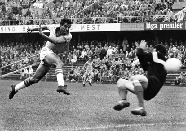 世界杯FIFA体育新闻：瓦瓦在1958年瑞典世界杯半决赛中代表巴西队攻破法国队的球门。