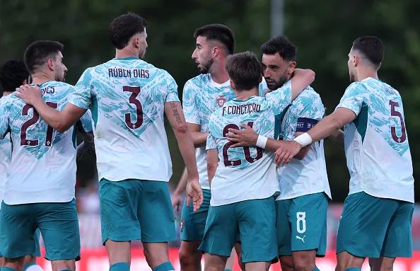 世界杯FIFA体育新闻:葡萄牙球员布鲁诺·费尔南德斯在哈莫尔国家体育场对阵智利的国际友谊赛中进球后庆祝