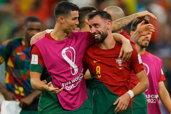 世界杯FIFA体育新闻:2022年11月28日,在卡塔尔2022世界杯对阵乌拉圭的比赛后,葡萄牙的克里斯蒂亚诺·罗纳尔多(左)和布鲁诺·费尔南德斯(右)合影。