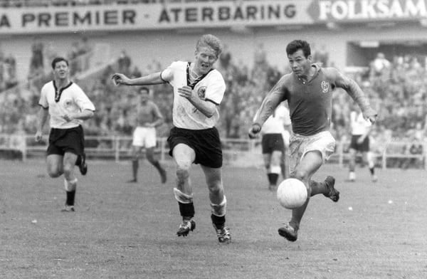 世界杯FIFA体育新闻：贾斯特·方丹代表法国队在哥德堡举行的1958年瑞典世界杯季军争夺战中对阵西德队。