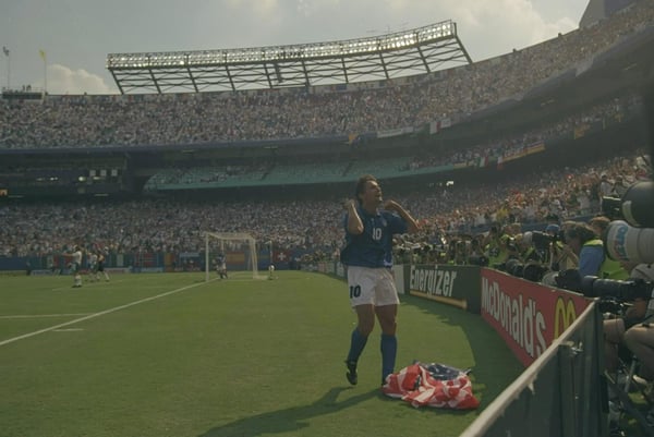 世界杯FIFA体育新闻：1994年美国世界杯上，罗伯特·巴乔庆祝意大利队对阵保加利亚队的进球。