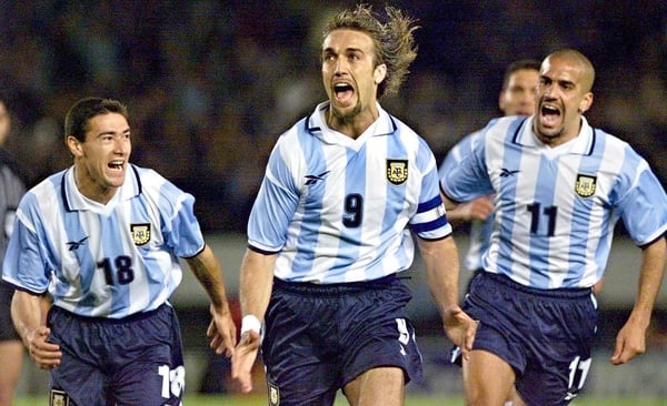 世界杯FIFA体育新闻：2000年，加布里埃尔·巴蒂斯图塔庆祝为阿根廷进球