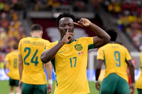 世界杯FIFA体育新闻：在温哥华体育场举行的世界杯澳大利亚对阵土耳其的比赛中，澳大利亚球员内斯托里·伊兰昆达庆祝进球，比分变为1-0。