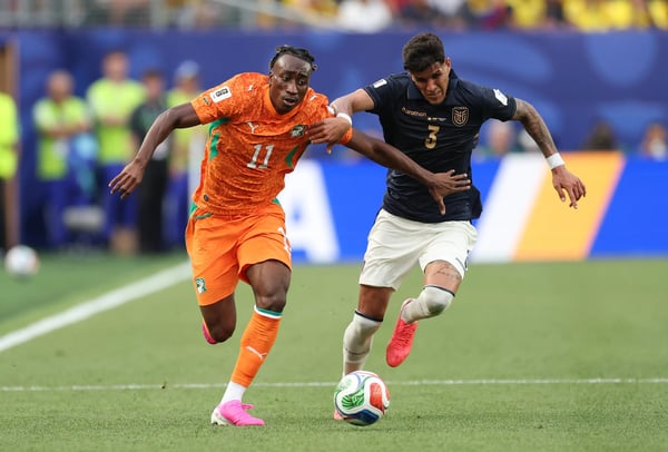 世界杯FIFA体育新闻：科特迪瓦队的扬·迪奥曼德带球过掉一名对手