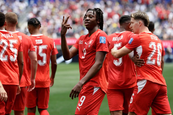 世界杯FIFA体育新闻:瑞士球员约翰·曼赞比庆祝他攻入的第二个对阵波黑的进球