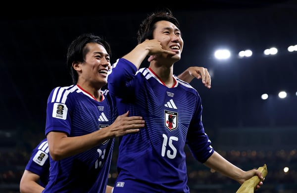 世界杯FIFA体育新闻：日本球员镰田大地在2026年世界杯F组突尼斯对阵日本的比赛中庆祝打入球队首球。