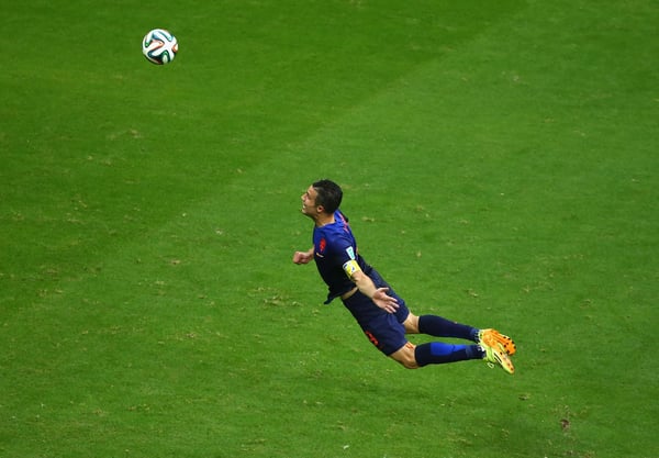 世界杯FIFA体育新闻:罗宾·范佩西在2014年巴西世界杯上为荷兰队头球攻破西班牙队的球门。