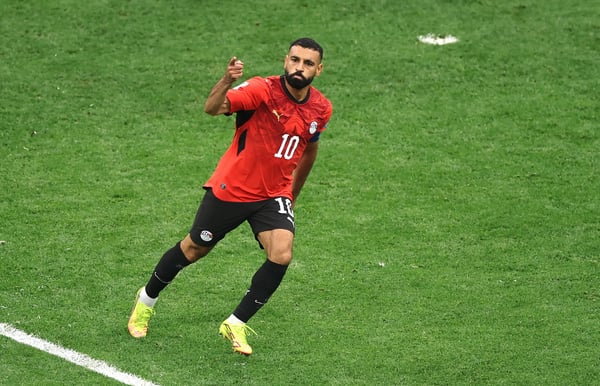 世界杯FIFA体育新闻:在2026年国际足联世界杯G组小组赛新西兰对阵埃及的比赛中,埃及球员穆罕默德·萨拉庆祝打入球队的第二个进球。