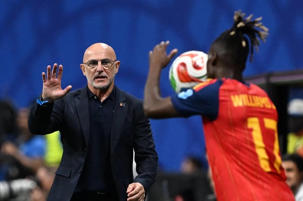 世界杯FIFA体育新闻:2026年6月21日,西班牙队主教练路易斯·德拉富恩特在对阵沙特阿拉伯的2026年世界杯比赛中。
