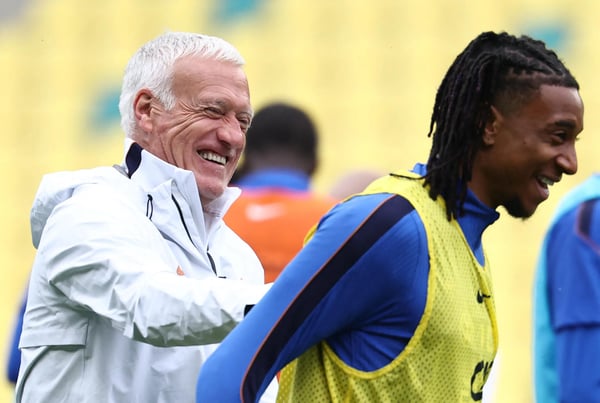 世界杯FIFA体育新闻:迪迪埃·德尚和迈克尔·奥利斯在法国队的训练课上玩得很开心