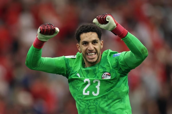 世界杯FIFA体育新闻:在2026年国际足联世界杯G组小组赛中,埃及队以3-1战胜新西兰队,埃及队球员穆斯塔法·舒比尔(Mostafa Shoubir,23号)赛后庆祝胜利。