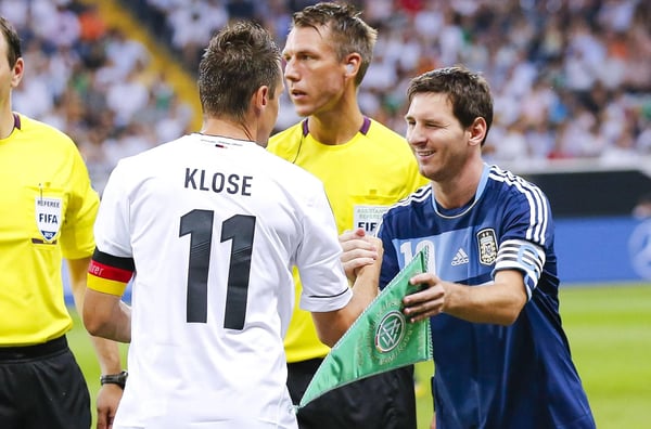 世界杯FIFA体育新闻:2012 年 8 月,在阿根廷和德国的一场友谊国际比赛前,莱昂内尔·梅西与米罗斯拉夫·克洛泽握手。