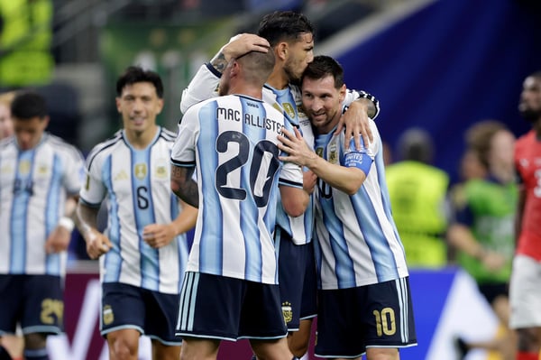 世界杯FIFA体育新闻：阿根廷队的阿莱克西斯·麦卡利斯特、莱昂德罗·帕雷德斯和莱昂内尔·梅西庆祝胜利