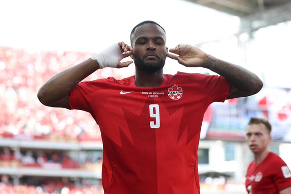世界杯FIFA体育新闻:在2026年国际足联世界杯B组加拿大对阵波黑的比赛中,加拿大球员赛尔·拉林庆祝打入球队首球。