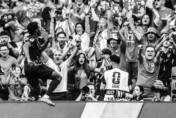 世界杯FIFA体育新闻:在2026年国际足联世界杯B组加拿大对阵卡塔尔的比赛中,加拿大球员乔纳森·戴维在打入球队第二球后庆祝。