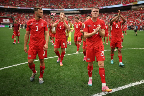 世界杯FIFA体育新闻：在2026年国际足联世界杯B组瑞士对阵加拿大的比赛中，瑞士队以2比1获胜。赛后，瑞士队的西尔万·维德默和米歇尔·艾比舍尔向球迷鼓掌致意。