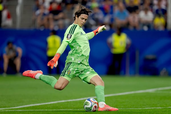 世界杯FIFA体育新闻：瑞典的 Jacon Widell Zetterstrom 对 日本