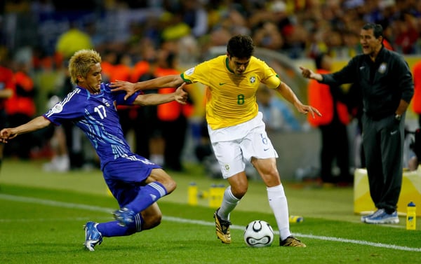 世界杯FIFA体育新闻：在2006年德国世界杯小组赛中，日本球员稻本淳一铲球铲向巴西球员卡卡。