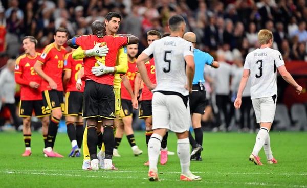 世界杯FIFA体育新闻：在2026年国际足联世界杯比利时队击败新西兰队后，比利时队的罗梅卢·卢卡库和比利时队的门将蒂博·库尔图瓦庆祝胜利。
