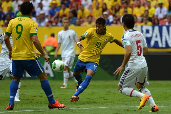 世界杯FIFA体育新闻：内马尔准备射门，他在2013年国际足联联合会杯巴西对阵日本的比赛中攻入制胜球。