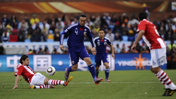 世界杯FIFA体育新闻：日本后卫田中马库斯在2010年国际足联世界杯对阵巴拉圭的比赛中
