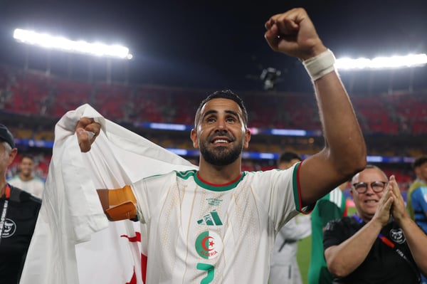 世界杯FIFA体育新闻：里亚德·马赫雷斯在对阵奥地利的比赛后庆祝
