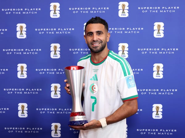 世界杯FIFA体育新闻：阿尔及利亚球员里亚德·马赫雷斯手捧全场最佳球员奖杯合影