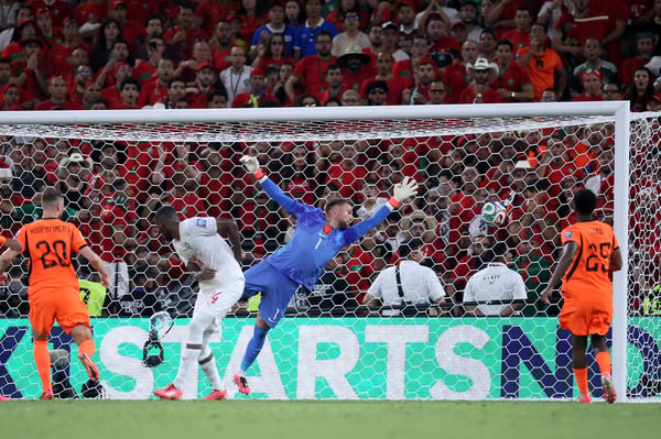 世界杯FIFA体育新闻：摩洛哥球员伊萨·迪奥普头球攻门，打入球队对阵荷兰的首粒进球。