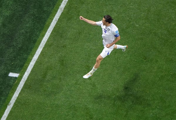 世界杯FIFA体育新闻:在2026年国际足联世界杯K组刚果民主共和国对阵乌兹别克斯坦的比赛中,乌兹别克斯坦球员埃尔多尔·肖穆罗多夫庆祝打入球队首球。