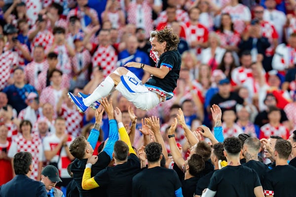 世界杯FIFA体育新闻:克罗地亚球员卢卡·莫德里奇被队友们抛向空中