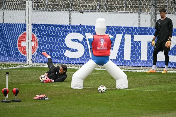 世界杯FIFA体育新闻:瑞士队1号门将扬·索默(左)和瑞士队21号门将格雷戈尔·科贝尔(右)