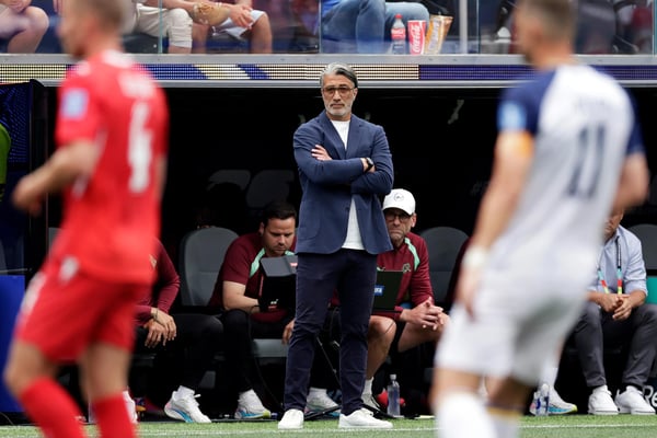 世界杯FIFA体育新闻:瑞士队教练穆拉特·亚金在瑞士对阵波黑的世界杯比赛中