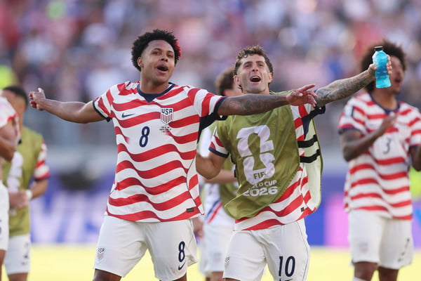 世界杯FIFA体育新闻:美国队的韦斯顿·麦肯尼和克里斯蒂安·普利西奇庆祝胜利