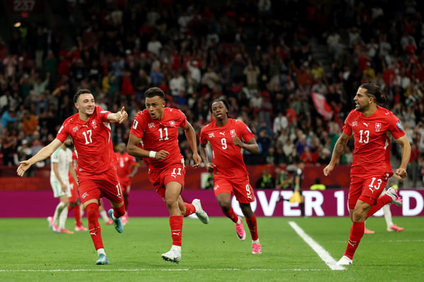 世界杯FIFA体育新闻:在2026年国际足联世界杯32强赛瑞士对阵阿尔及利亚的比赛中,瑞士球员丹·恩多耶攻入球队第二球后与队友庆祝。