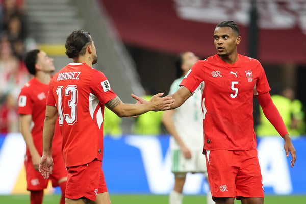世界杯FIFA体育新闻:在2026年国际足联世界杯对阵阿尔及利亚的比赛中,曼努埃尔·阿坎吉和队友们在进球后庆祝。