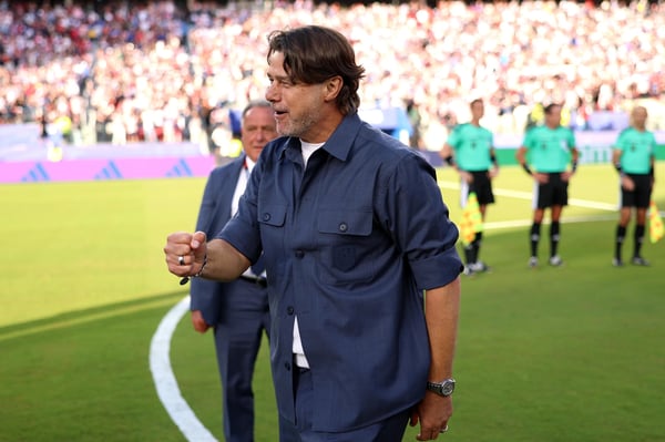 世界杯FIFA体育新闻:美国队主教练毛里西奥·波切蒂诺庆祝胜利