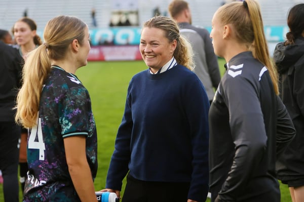 世界杯FIFA体育新闻：Anja Heiner-Moller，温哥华崛起队教练