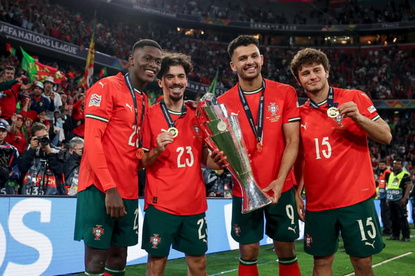 世界杯FIFA体育新闻:2025 年 6 月 8 日,巴黎圣日耳曼队的葡萄牙球员努诺·门德斯、维蒂尼亚、贡卡洛·拉莫斯和若奥·内维斯。