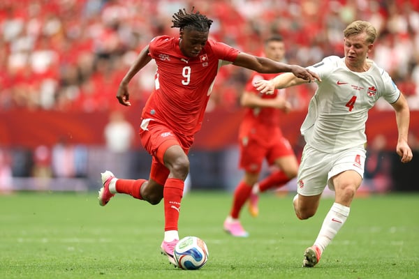世界杯FIFA体育新闻:在2026年国际足联世界杯B组瑞士对阵加拿大的比赛中,瑞士球员约翰·曼赞比控球,加拿大球员卢克·德·富热罗勒(4号)防守。