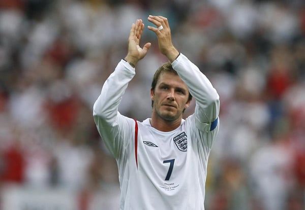 世界杯FIFA体育新闻:在2006年国际足联世界杯英格兰队战胜特立尼达和多巴哥队后,大卫·贝克汉姆向英格兰球迷鼓掌致意。