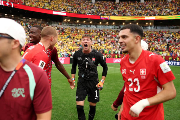世界杯FIFA体育新闻:在2026年国际足联世界杯16强赛瑞士对阵哥伦比亚的比赛中,瑞士球员格雷戈尔·科贝尔在点球大战获胜后与队友庆祝。